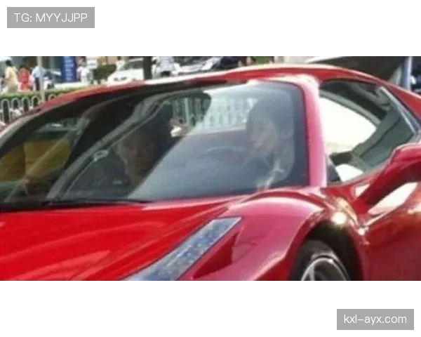 孙兴慜下场后偷偷拿出豪车钥匙，旁边队友差点羡慕哭了