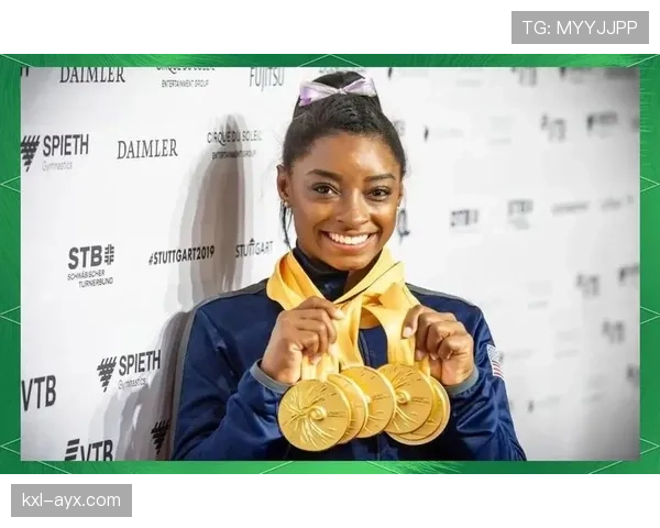 西蒙·拜尔斯机场像女王，行李却像刚搬到宿舍的学生，这反差我笑喷了