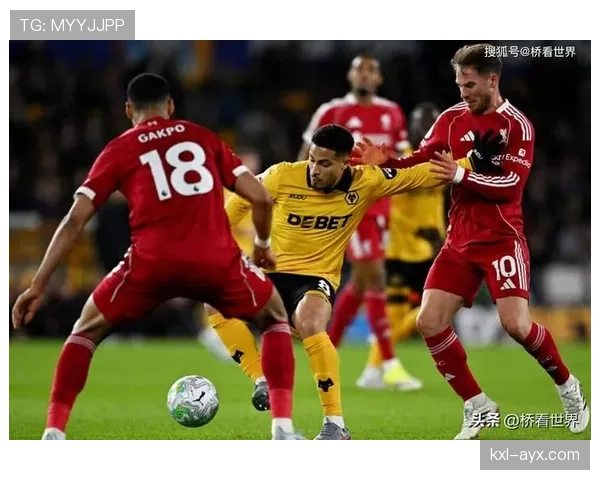 边路打不开，中路进不去，曼联的空间利用问题藏不住了